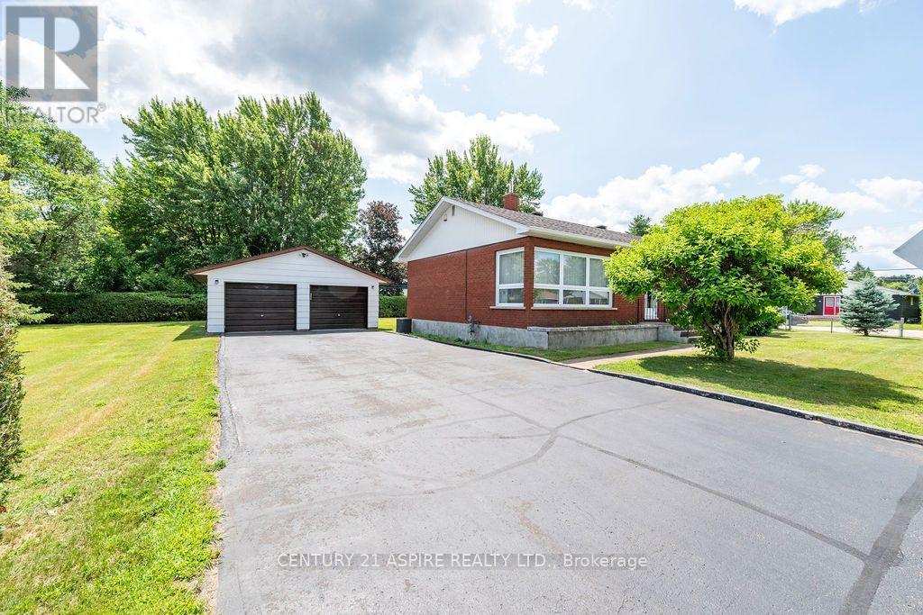 13 Herman Street, Petawawa, Ontario  K8H 1W1 - Photo 3 - X13808374
