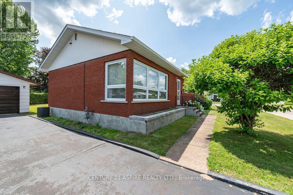 13 Herman Street, Petawawa, Ontario  K8H 1W1 - Photo 4 - X13808374