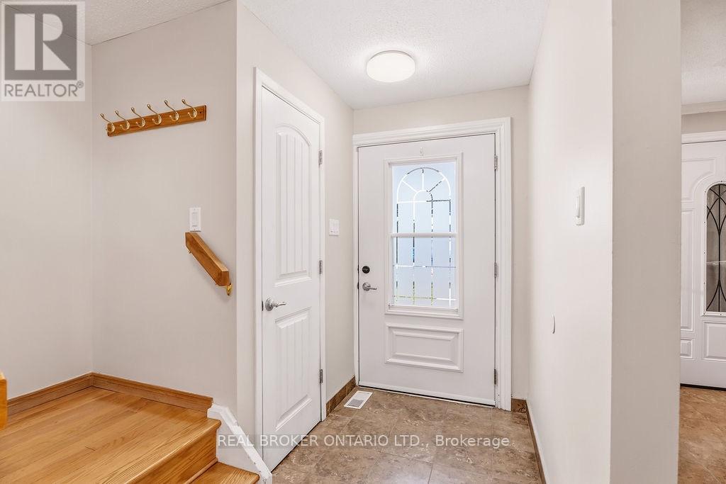 1127 Avignon Court, Ottawa, Ontario  K1C 2M2 - Photo 4 - X13808372