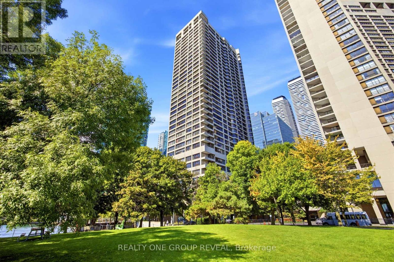 702 - 65 HARBOUR SQUARE, Toronto, Ontario