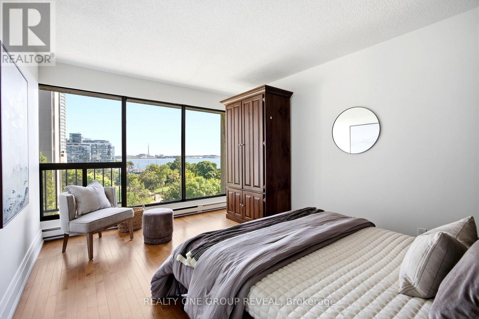 702 - 65 Harbour Square, Toronto, Ontario  M5J 2L4 - Photo 30 - C13808354