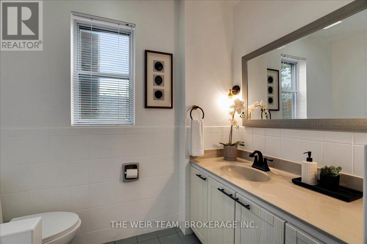 25 Oak Park Avenue, Toronto, Ontario  M4C 4L8 - Photo 24 - E13808350