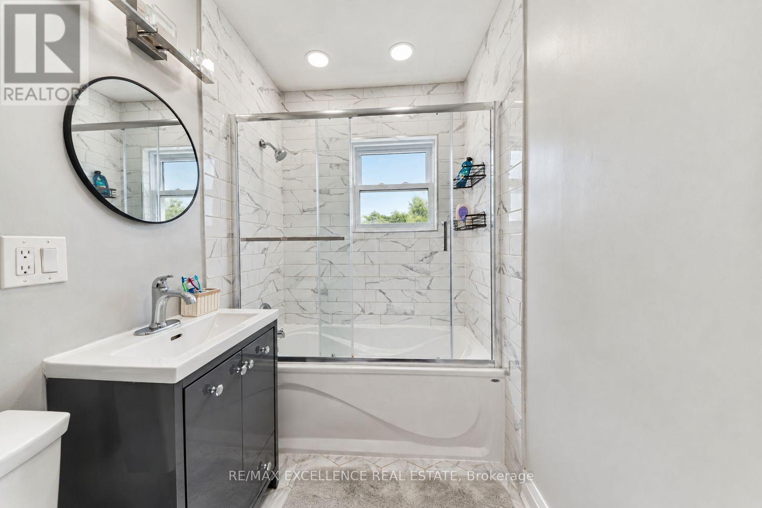 49 Barrhead Crescent, Toronto, Ontario  M9W 3Z8 - Photo 11 - W13808368