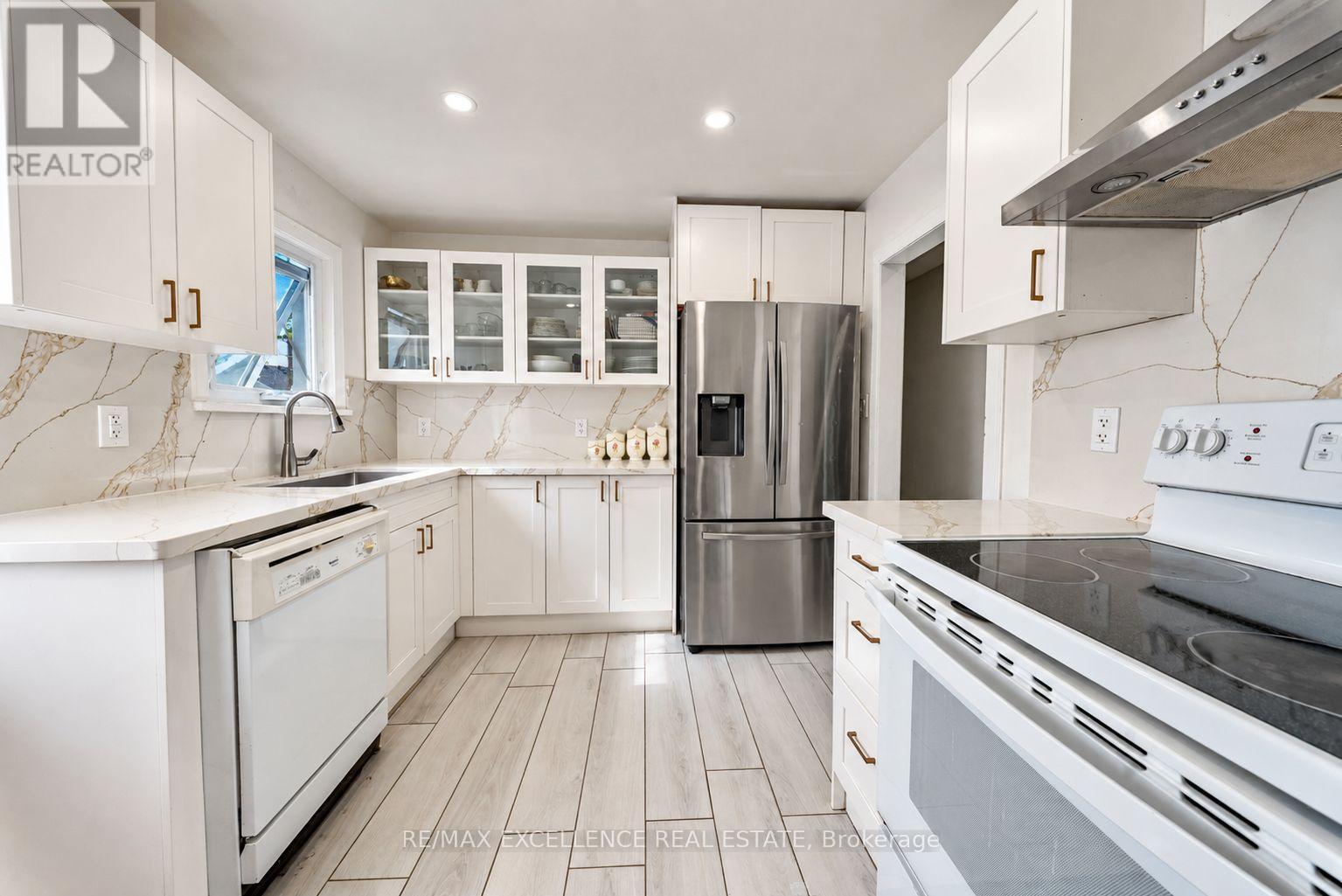 49 Barrhead Crescent, Toronto, Ontario  M9W 3Z8 - Photo 4 - W13808368
