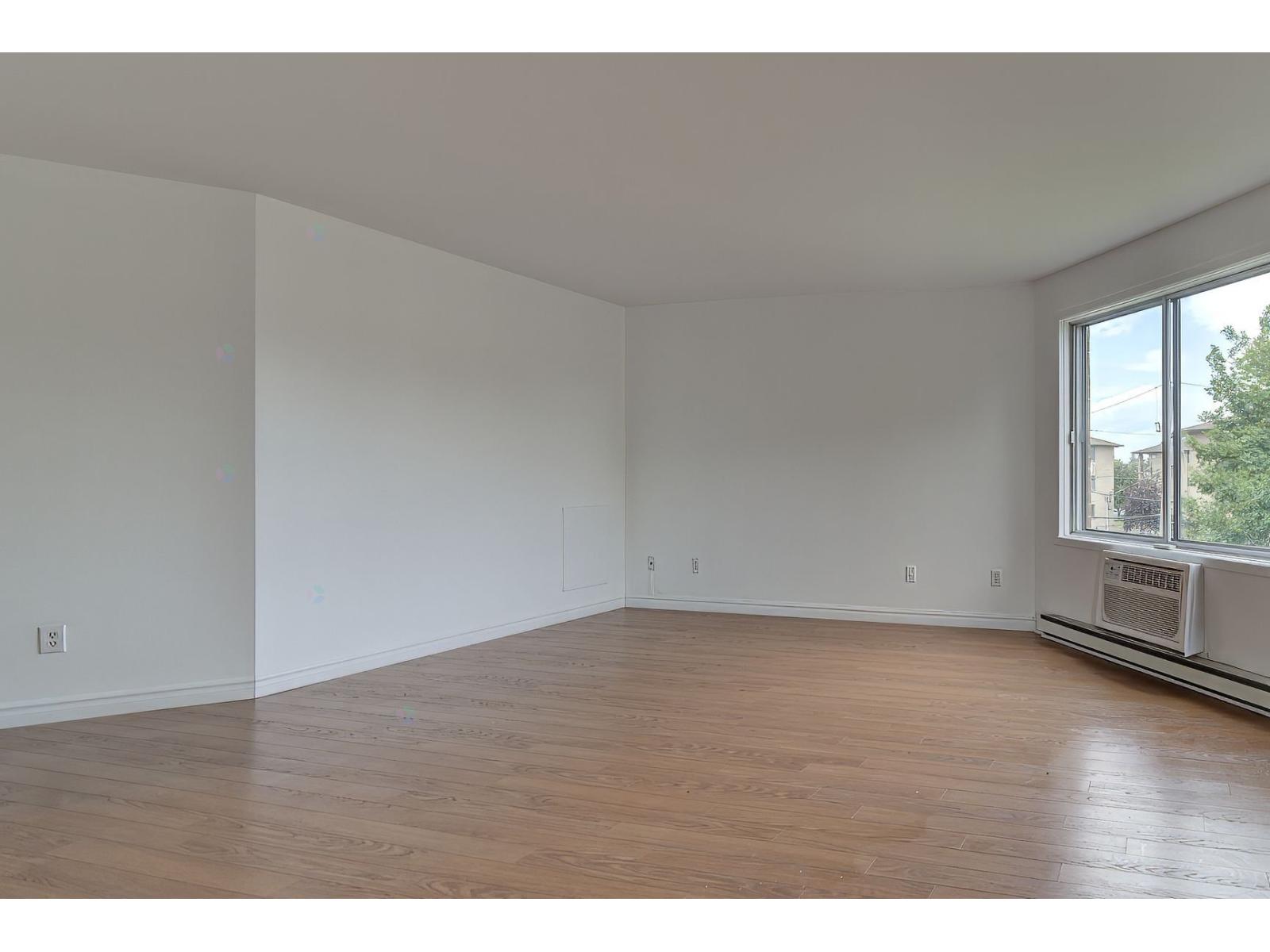 2055 Rue de Magenta|#202 Laval (Vimont) Quebec Canada H7M5X7 5