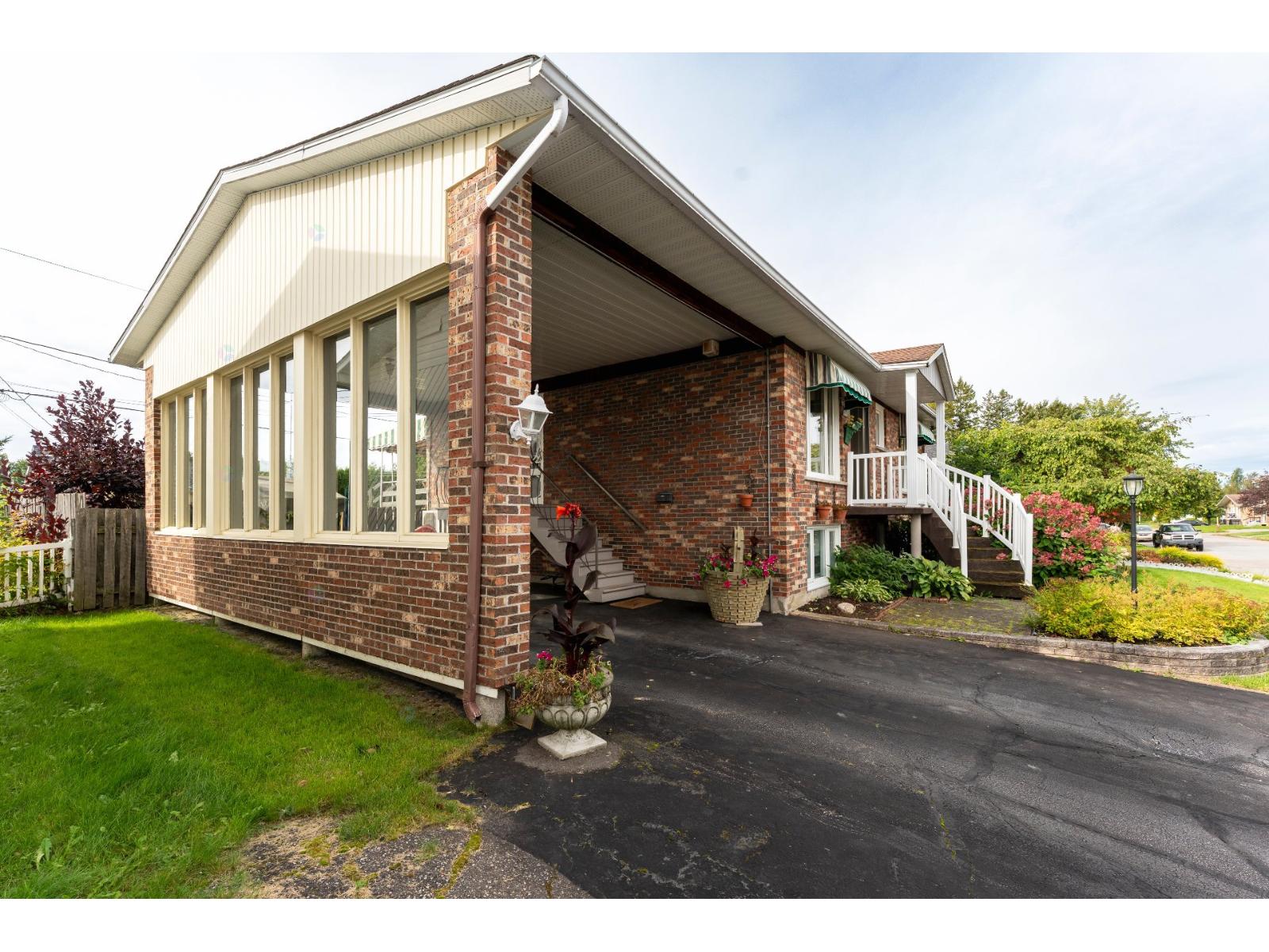 3913 Rue de Poitiers Saguenay (Jonquière) Quebec Canada G7X8A9 4