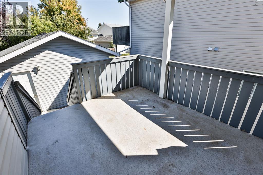 812 Red Crow Boulevard W