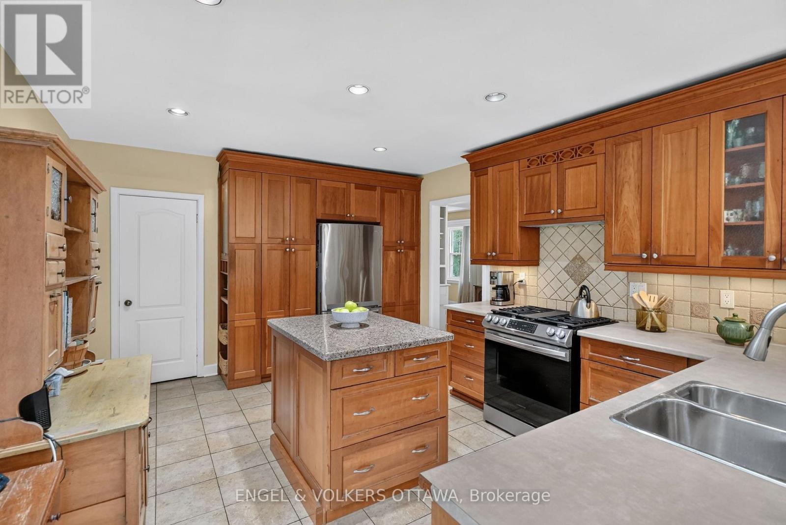 250 Faircrest Road, Ottawa, Ontario  K1H 5E1 - Photo 8 - X13808568