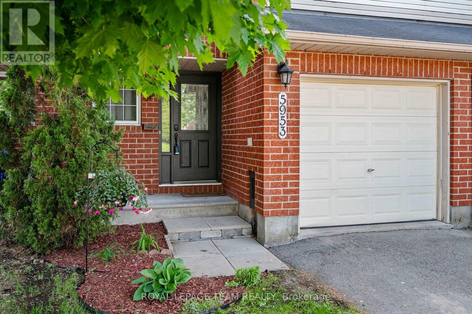 5953 Pineglade Crescent, Ottawa, Ontario  K1W 1G9 - Photo 2 - X13808652