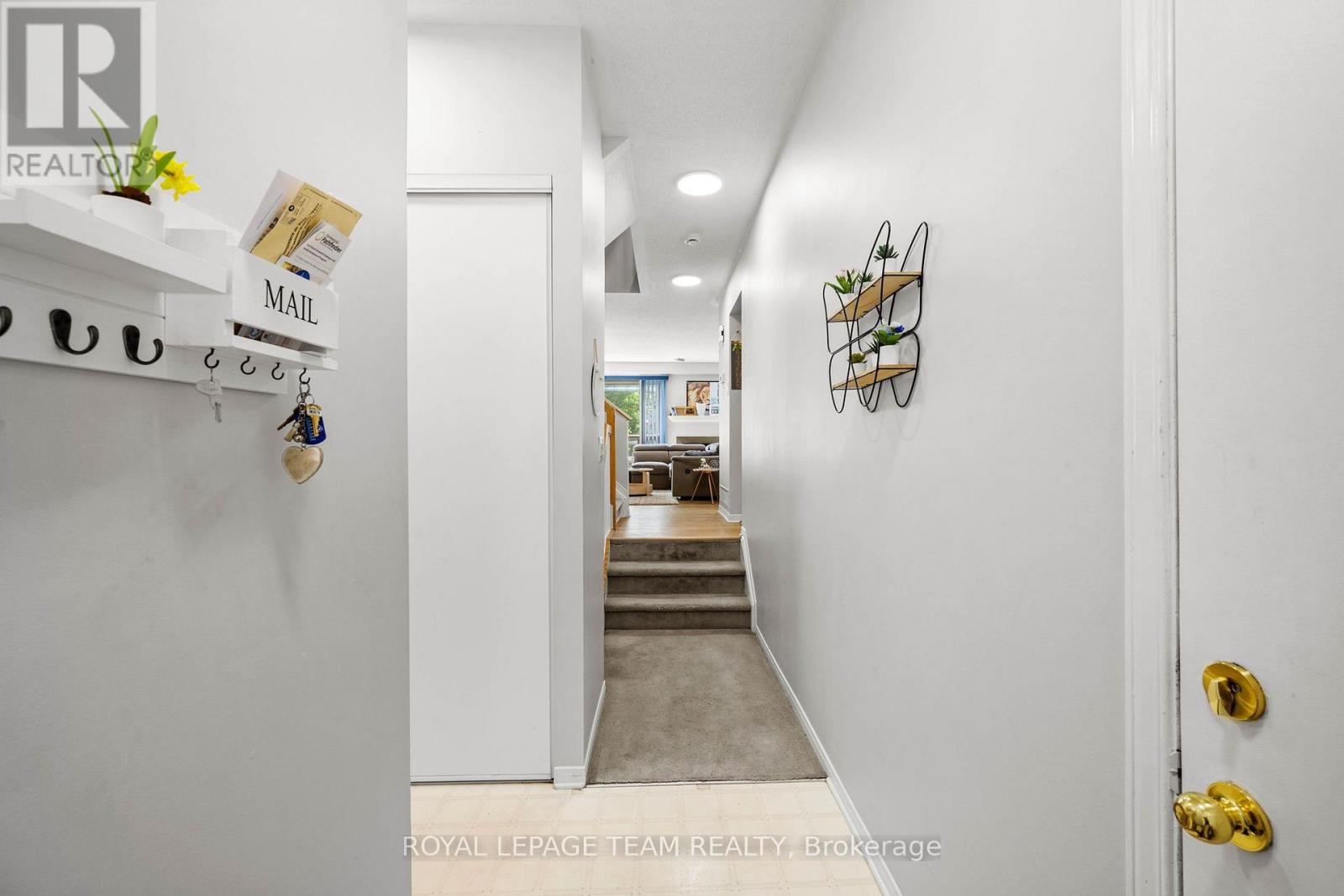5953 Pineglade Crescent, Ottawa, Ontario  K1W 1G9 - Photo 4 - X13808652