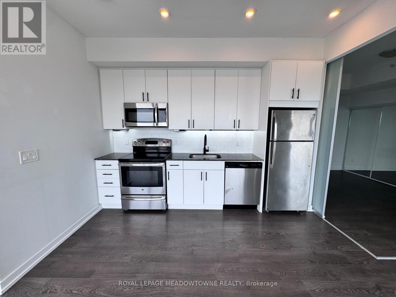 1002 - 2055 Danforth Avenue, Toronto, Ontario  M4C 1J8 - Photo 5 - E13790272