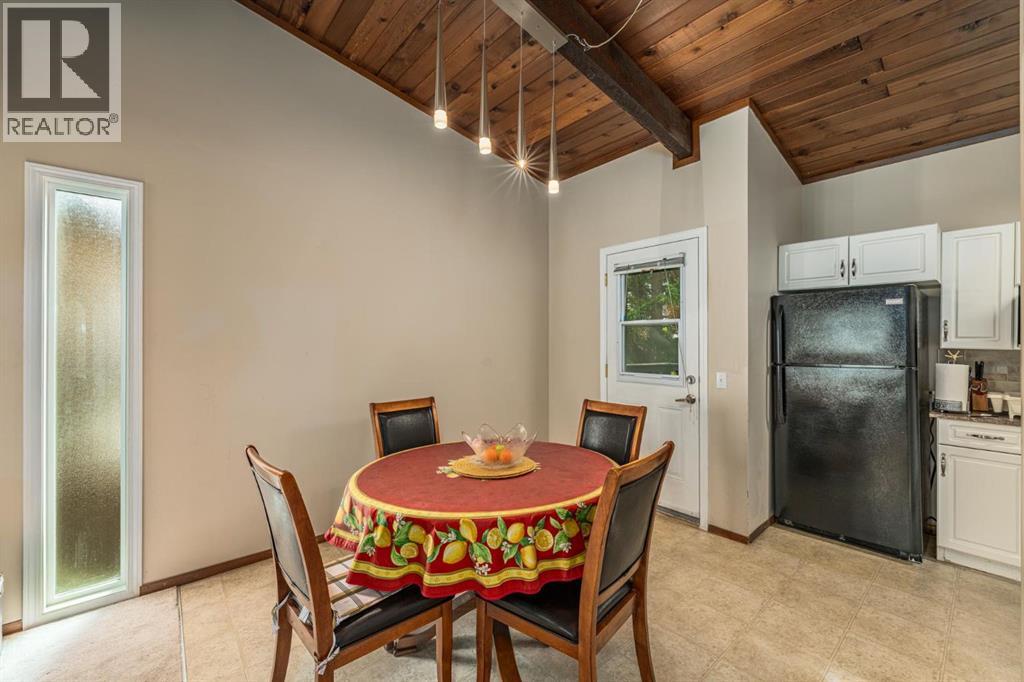 125 Oaktree Lane SW, Calgary, Alberta  T2V 4E3 - Photo 6 - A2345831