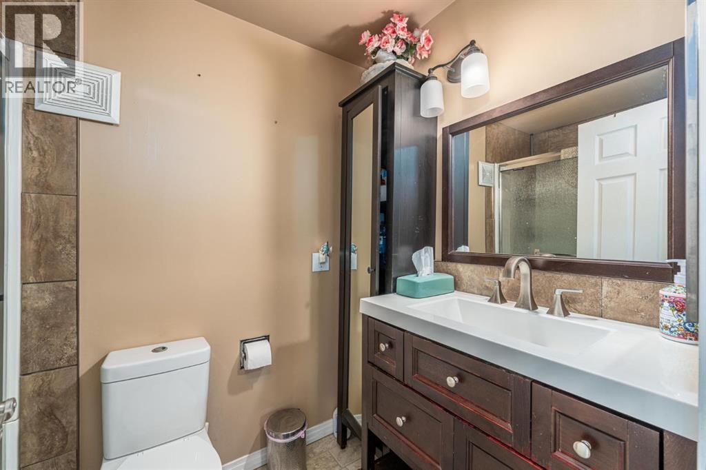 125 Oaktree Lane SW, Calgary, Alberta  T2V 4E3 - Photo 13 - A2345831