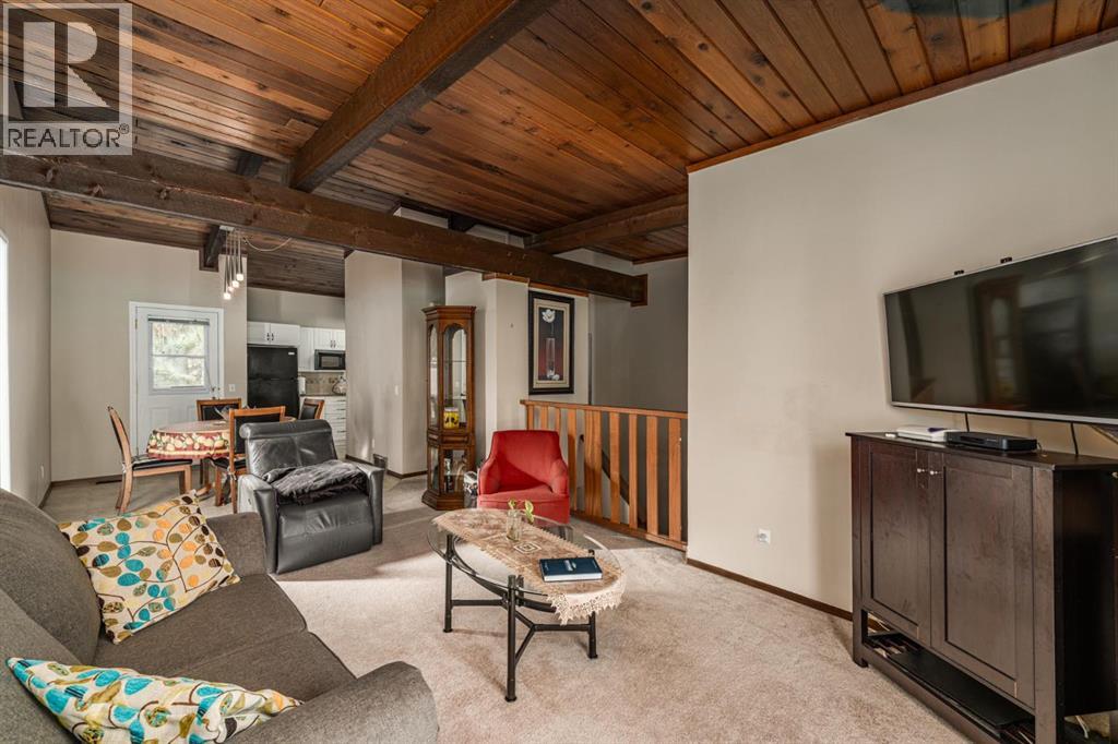 125 Oaktree Lane SW, Calgary, Alberta  T2V 4E3 - Photo 5 - A2345831