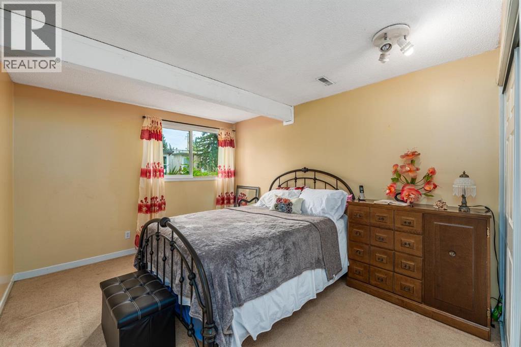 125 Oaktree Lane SW, Calgary, Alberta  T2V 4E3 - Photo 10 - A2345831