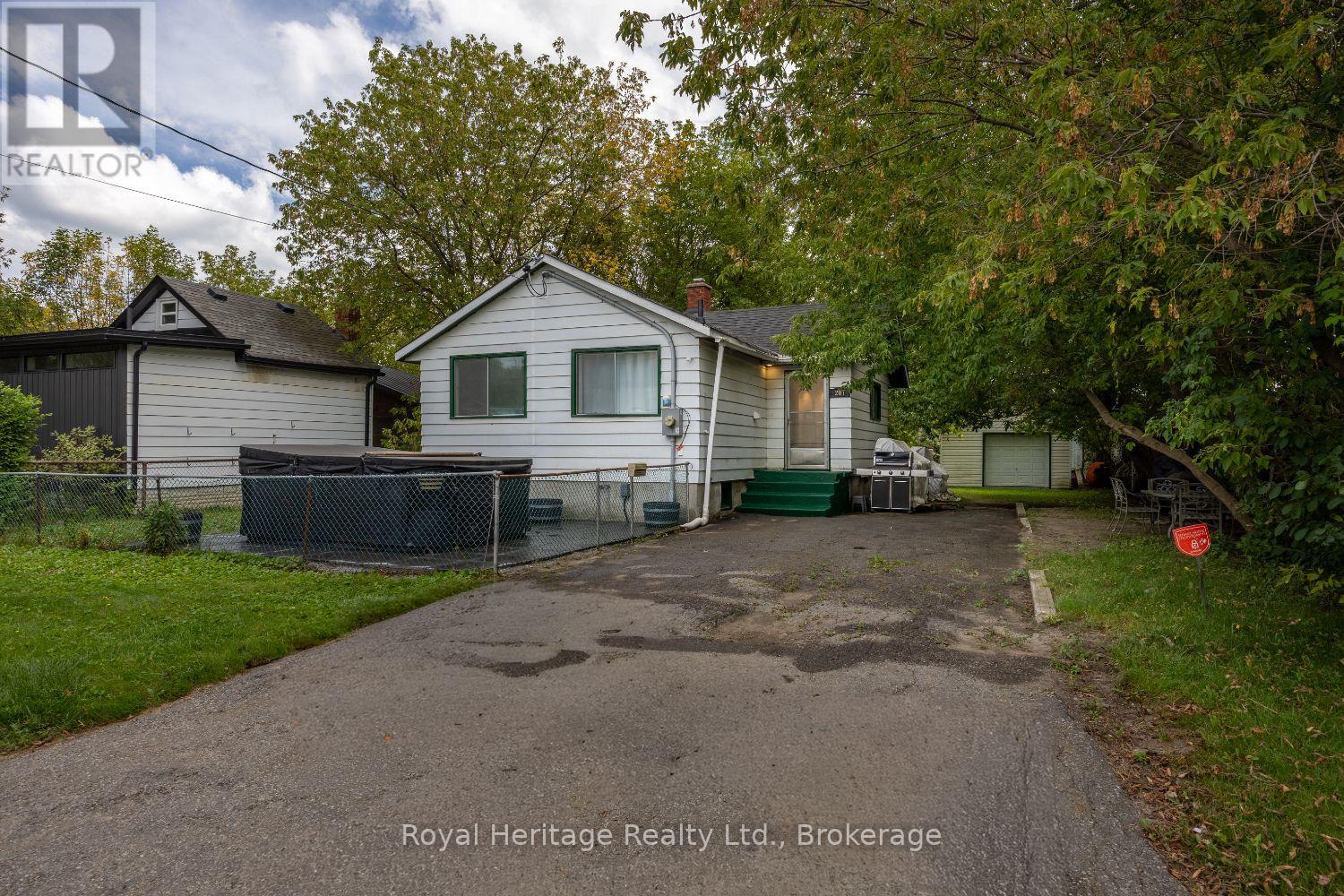 207 Valencia Road, Oshawa, Ontario  L1J 1P2 - Photo 2 - E13808772