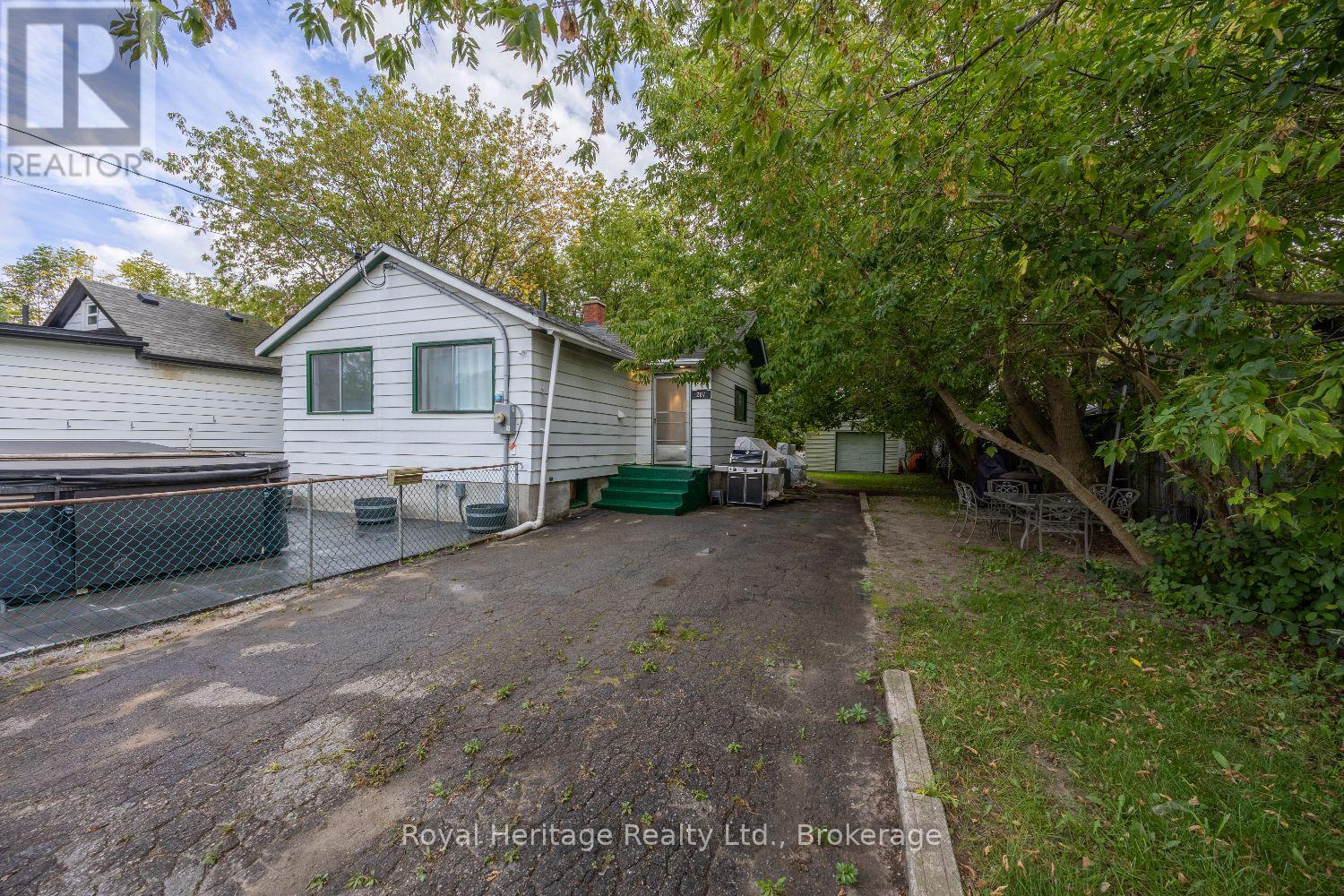 207 Valencia Road, Oshawa, Ontario  L1J 1P2 - Photo 3 - E13808814