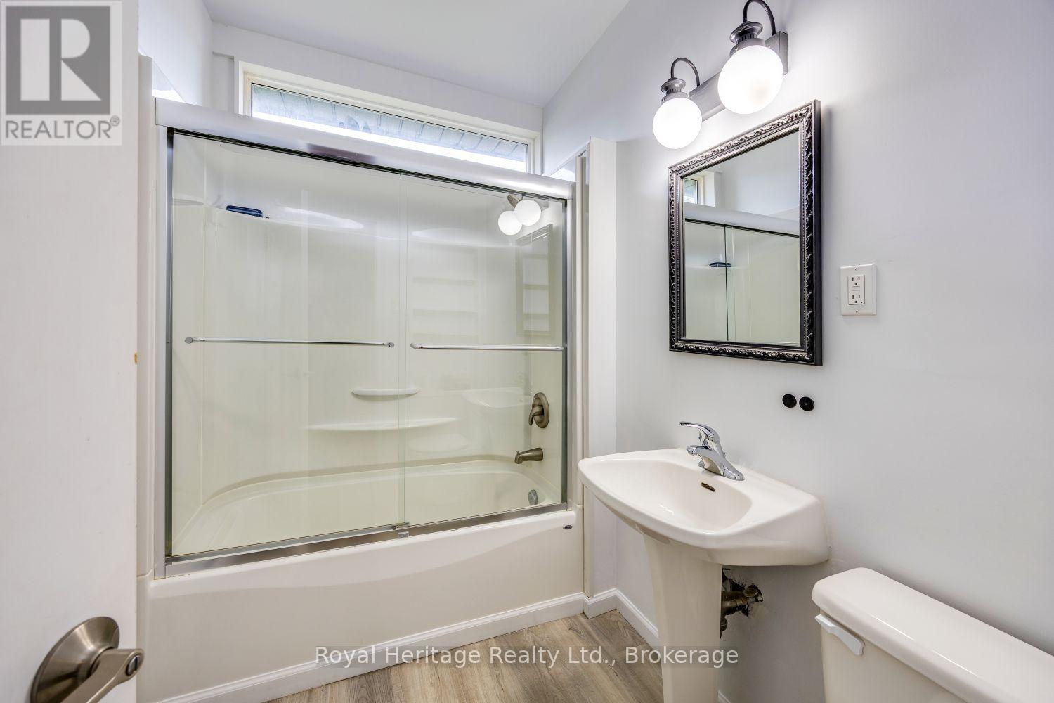 203 Valencia Road, Oshawa, Ontario  L1J 1P2 - Photo 12 - E13808854