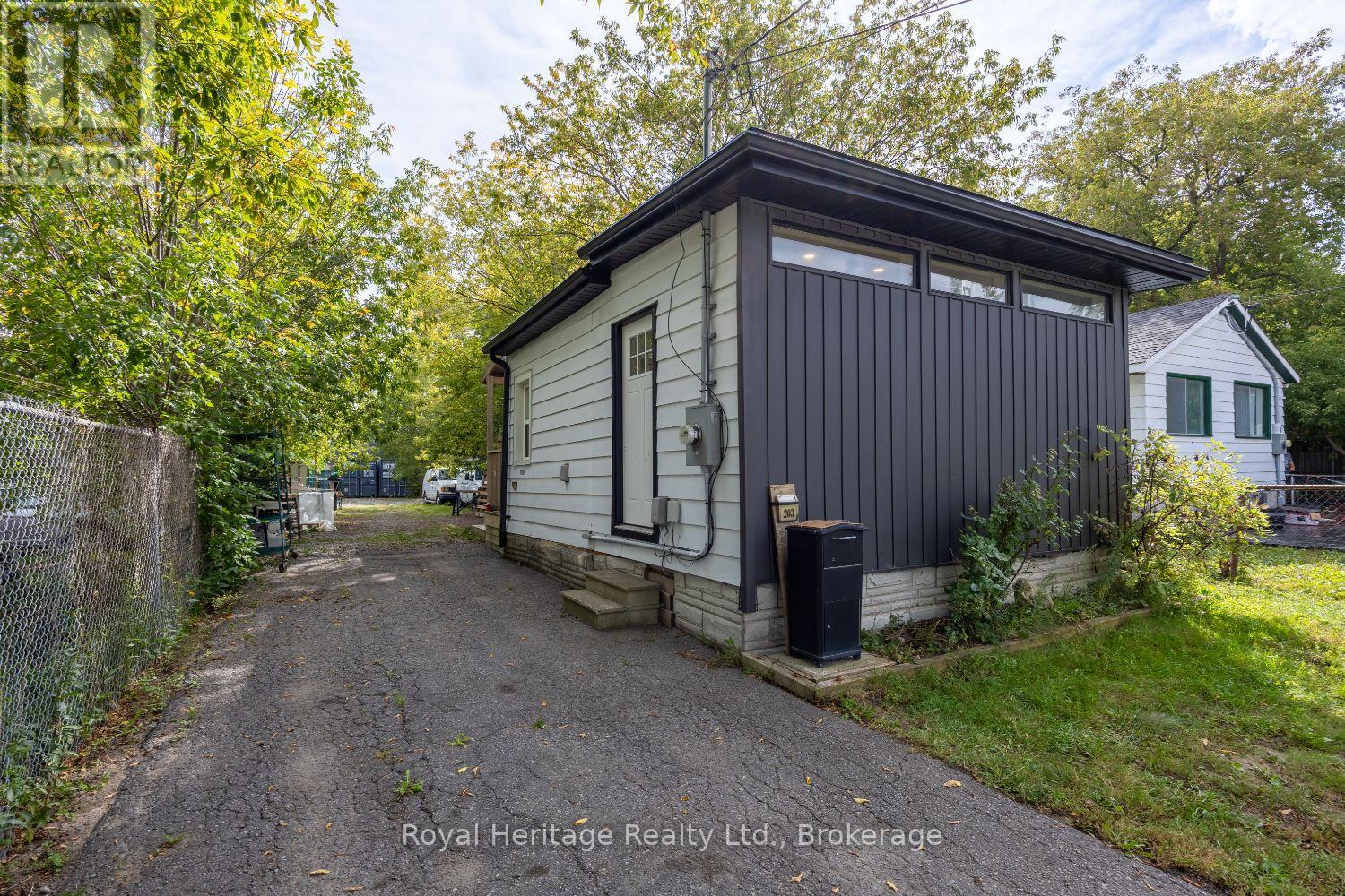 203 Valencia Road, Oshawa, Ontario  L1J 1P2 - Photo 4 - E13808854