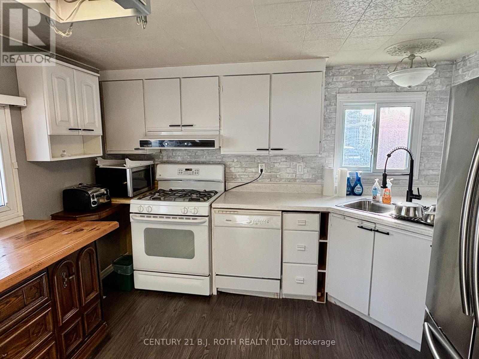 10 Shamrock Crescent, Essa, Ontario  L3W 0T7 - Photo 3 - N13809008