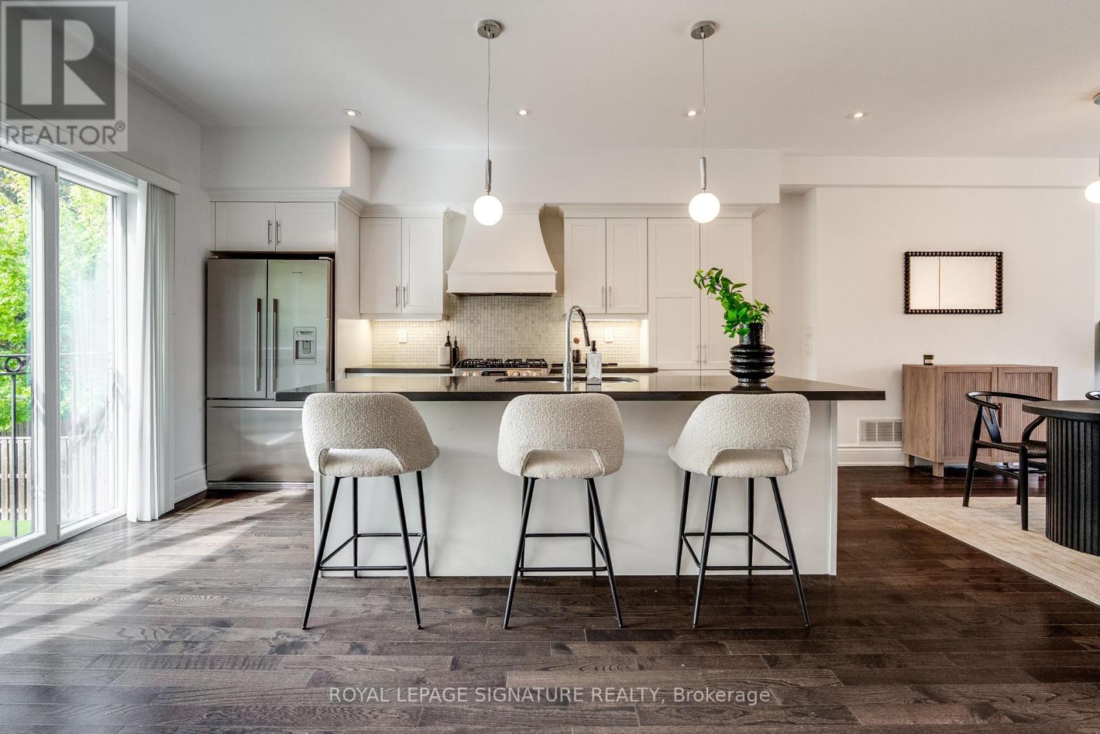 18 Matthew Court, Toronto, Ontario  M9B 0C1 - Photo 4 - W13808796