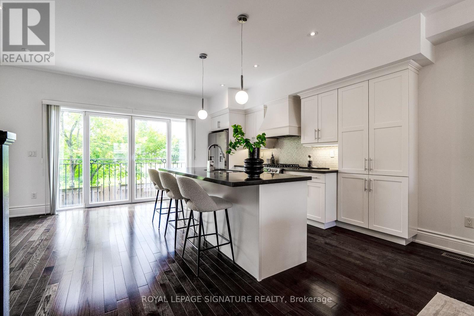 18 Matthew Court, Toronto, Ontario  M9B 0C1 - Photo 5 - W13808796