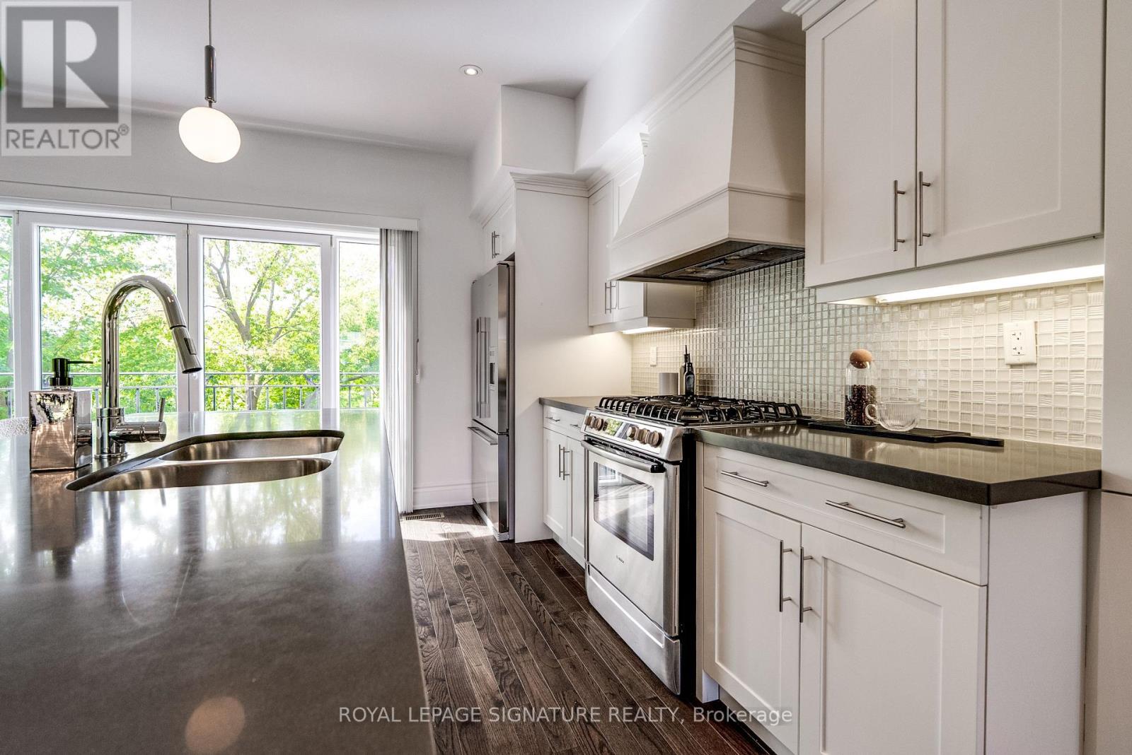 18 Matthew Court, Toronto, Ontario  M9B 0C1 - Photo 9 - W13808796
