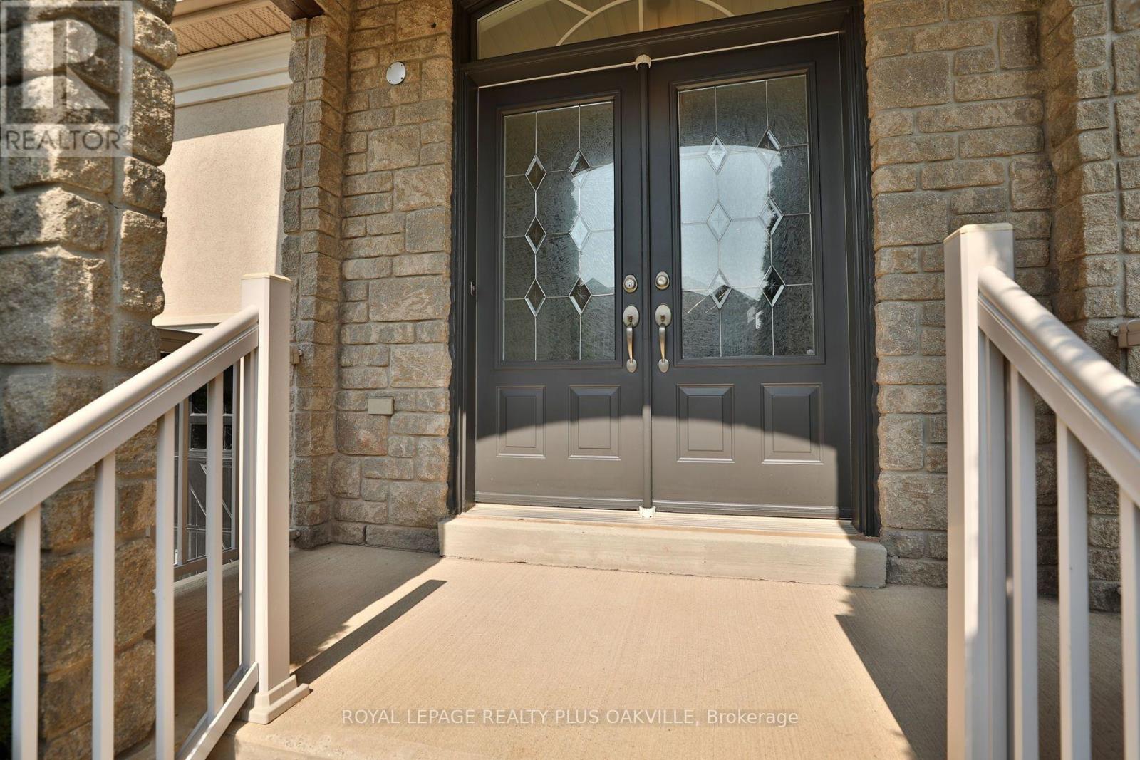 1267 Jezero Crescent, Oakville, Ontario  L6H 0B5 - Photo 2 - W13808906