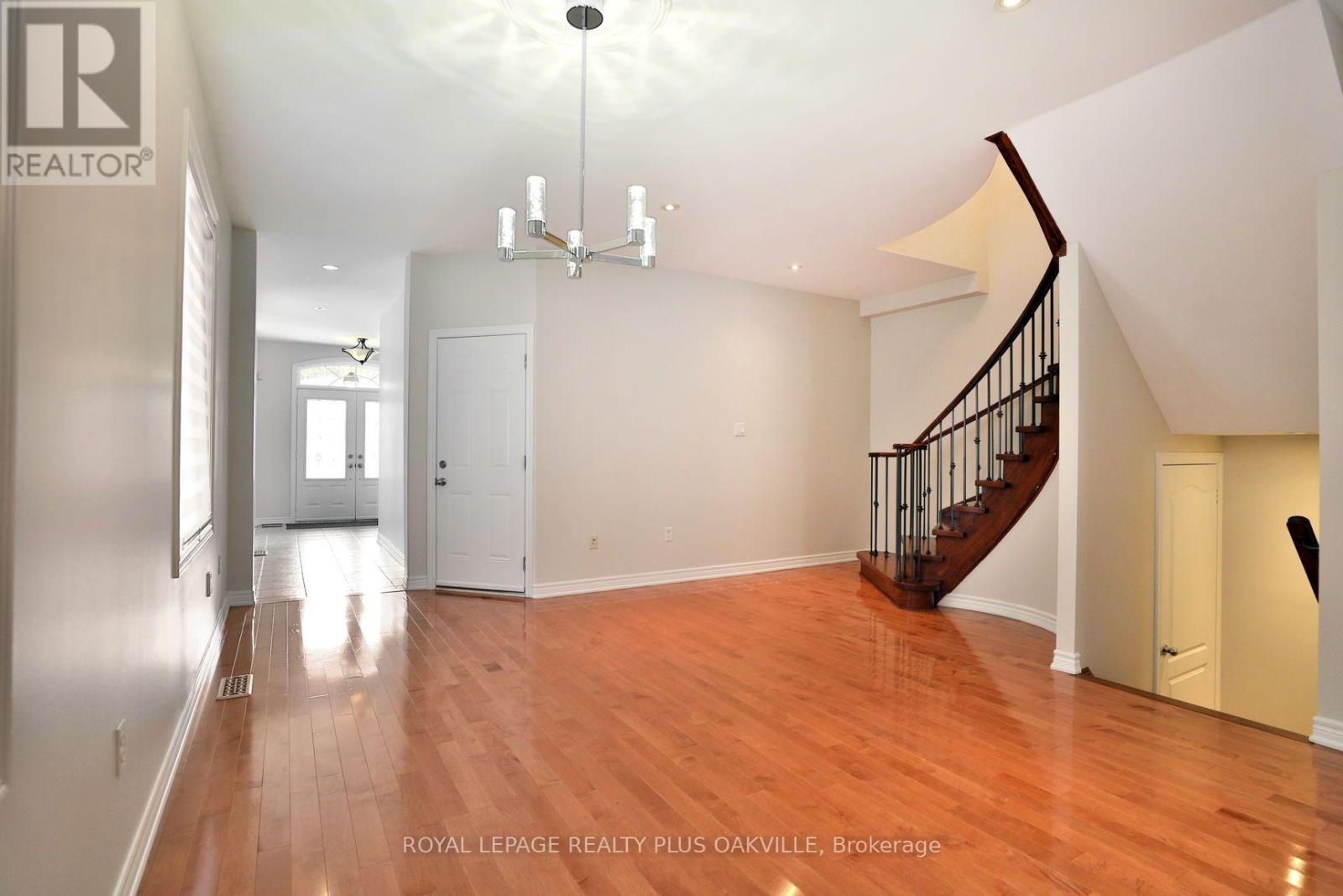 1267 Jezero Crescent, Oakville, Ontario  L6H 0B5 - Photo 4 - W13808906