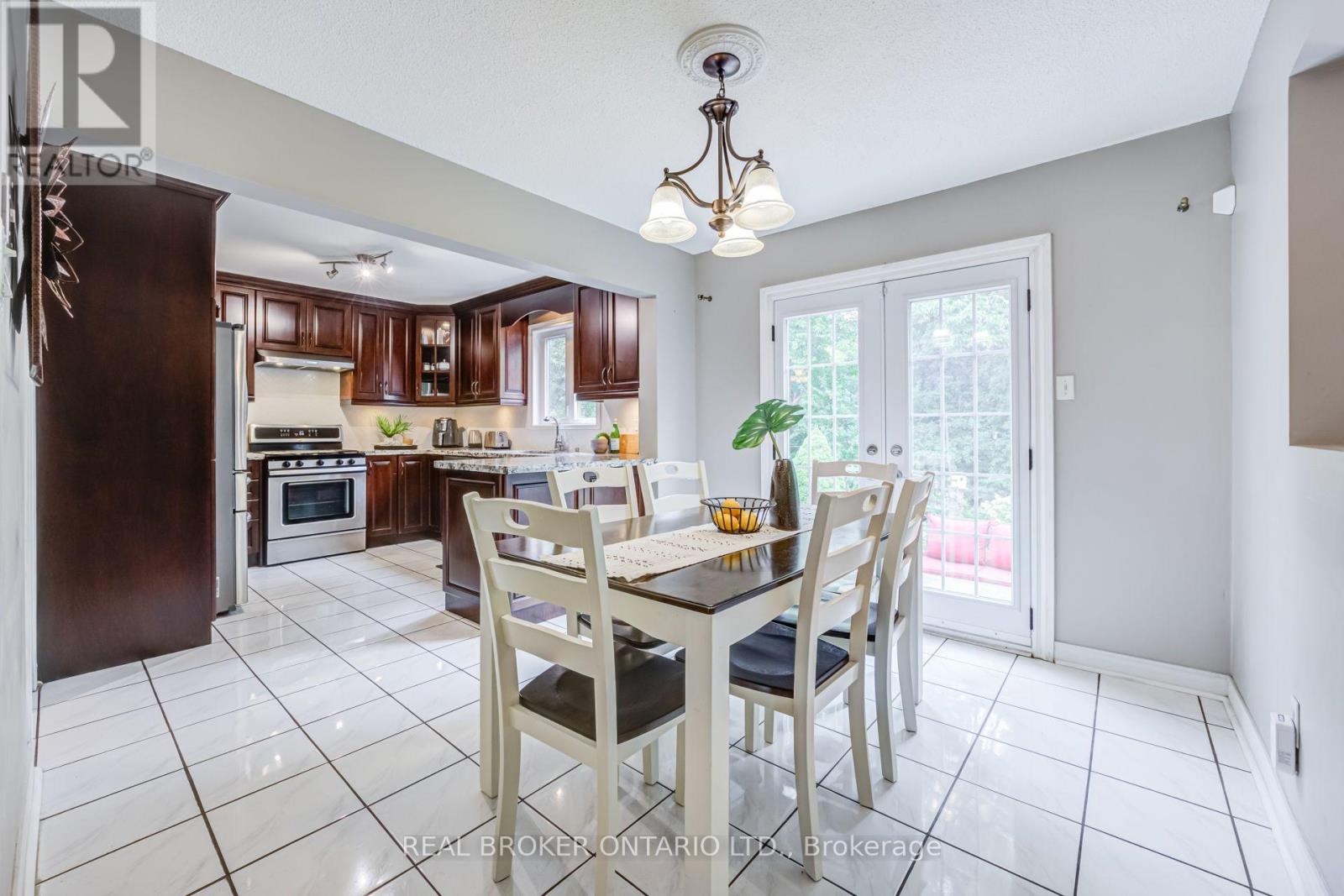 60 Ravenswood Drive, Brampton, Ontario  L6Y 3Z4 - Photo 10 - W13808936