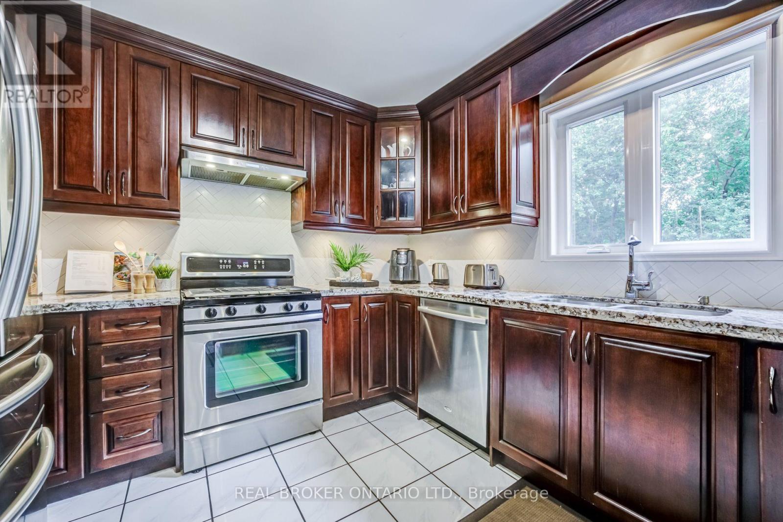 60 Ravenswood Drive, Brampton, Ontario  L6Y 3Z4 - Photo 14 - W13808936