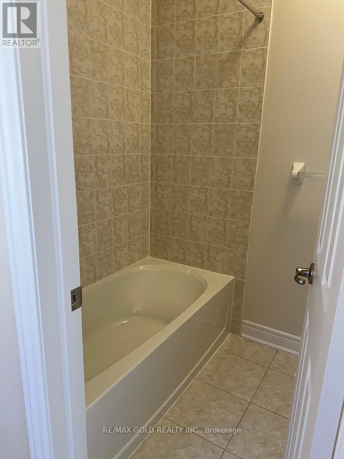4 Michener Drive, Brampton (Sandringham-Wellington North), Ontario  L6R 0B8 - Photo 12 - W13809094