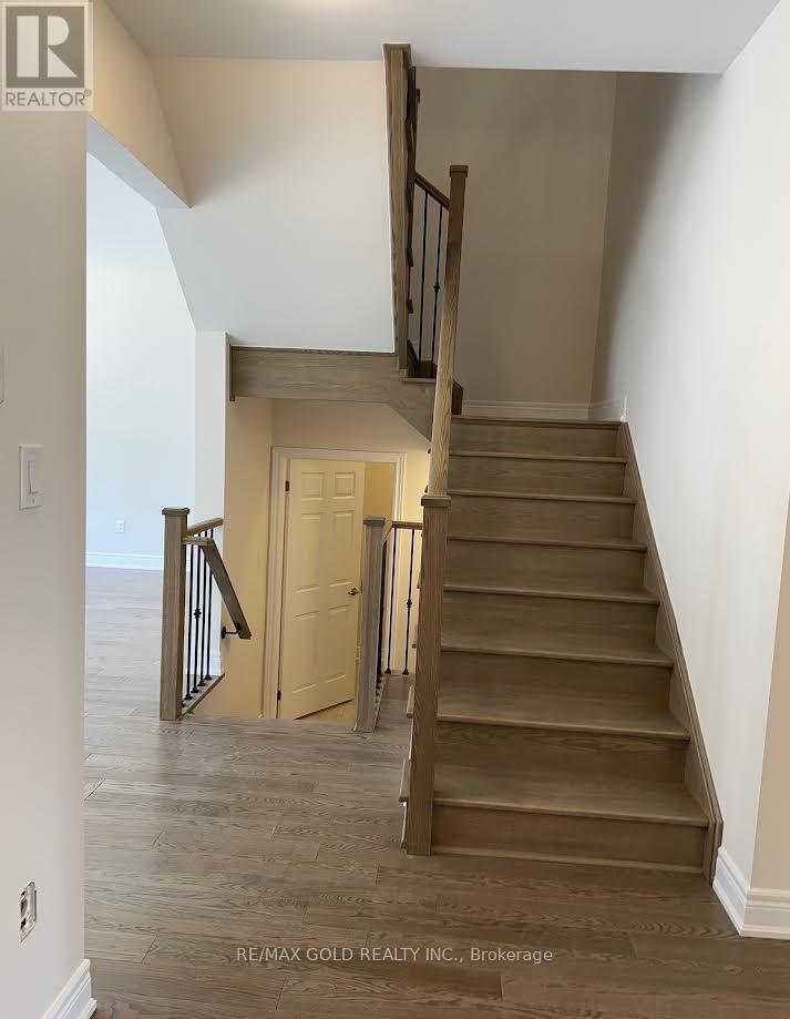 4 Michener Drive, Brampton (Sandringham-Wellington North), Ontario  L6R 0B8 - Photo 5 - W13809094