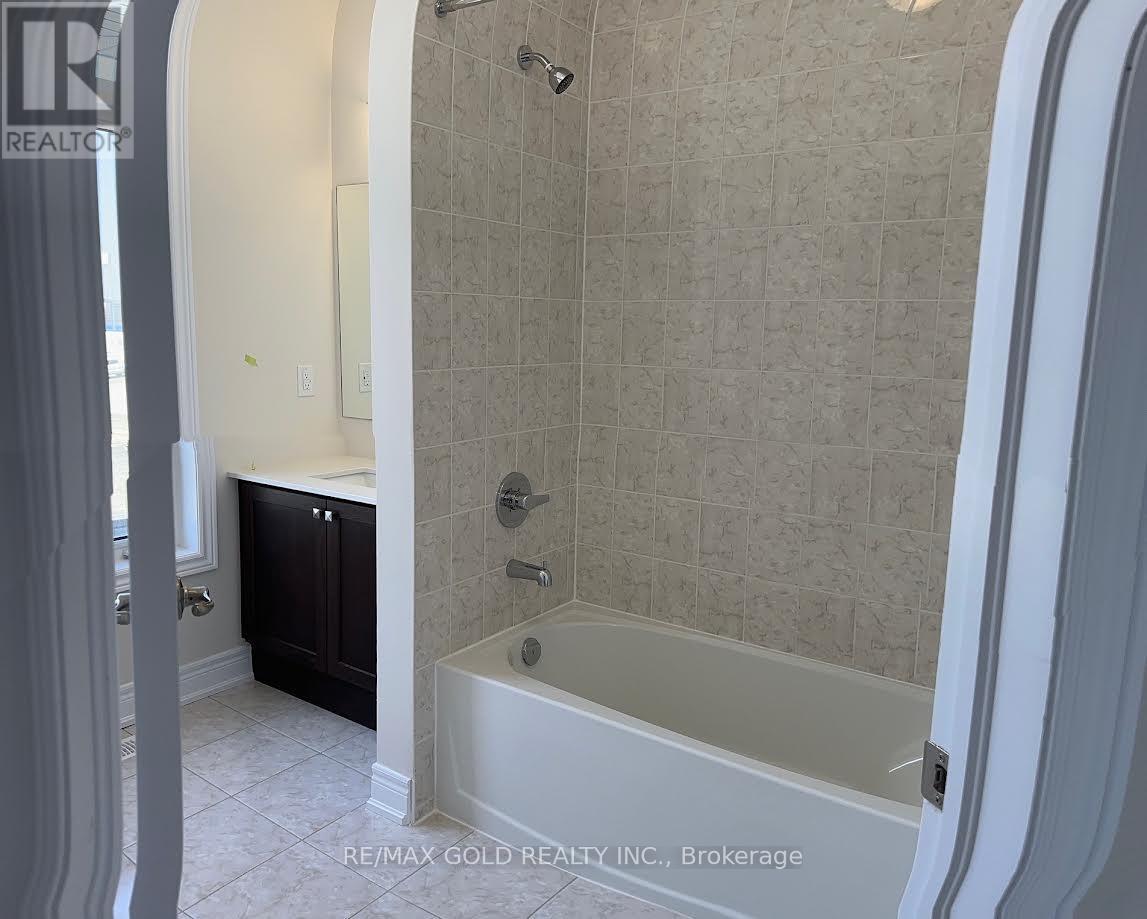 4 Michener Drive, Brampton (Sandringham-Wellington North), Ontario  L6R 0B8 - Photo 9 - W13809094