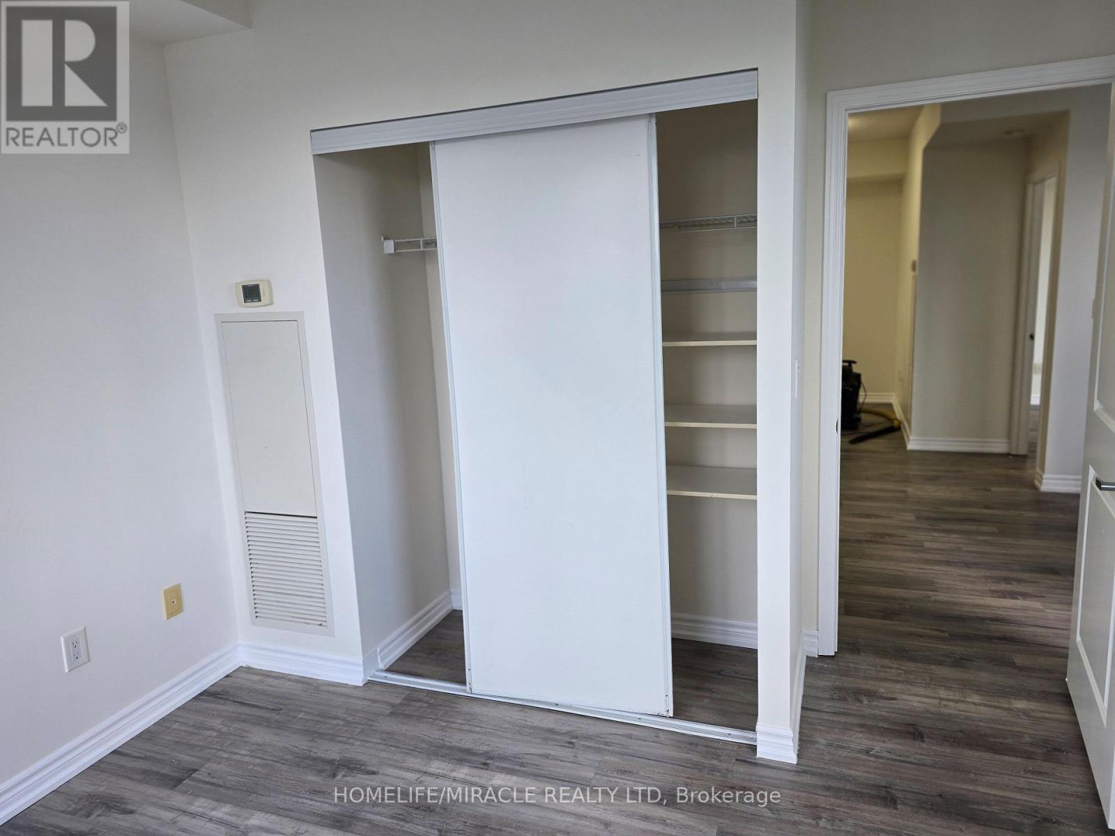 1002 - 385 Prince Of Wales Drive, Mississauga (City Centre), Ontario  L5B 0C6 - Photo 11 - W13809104