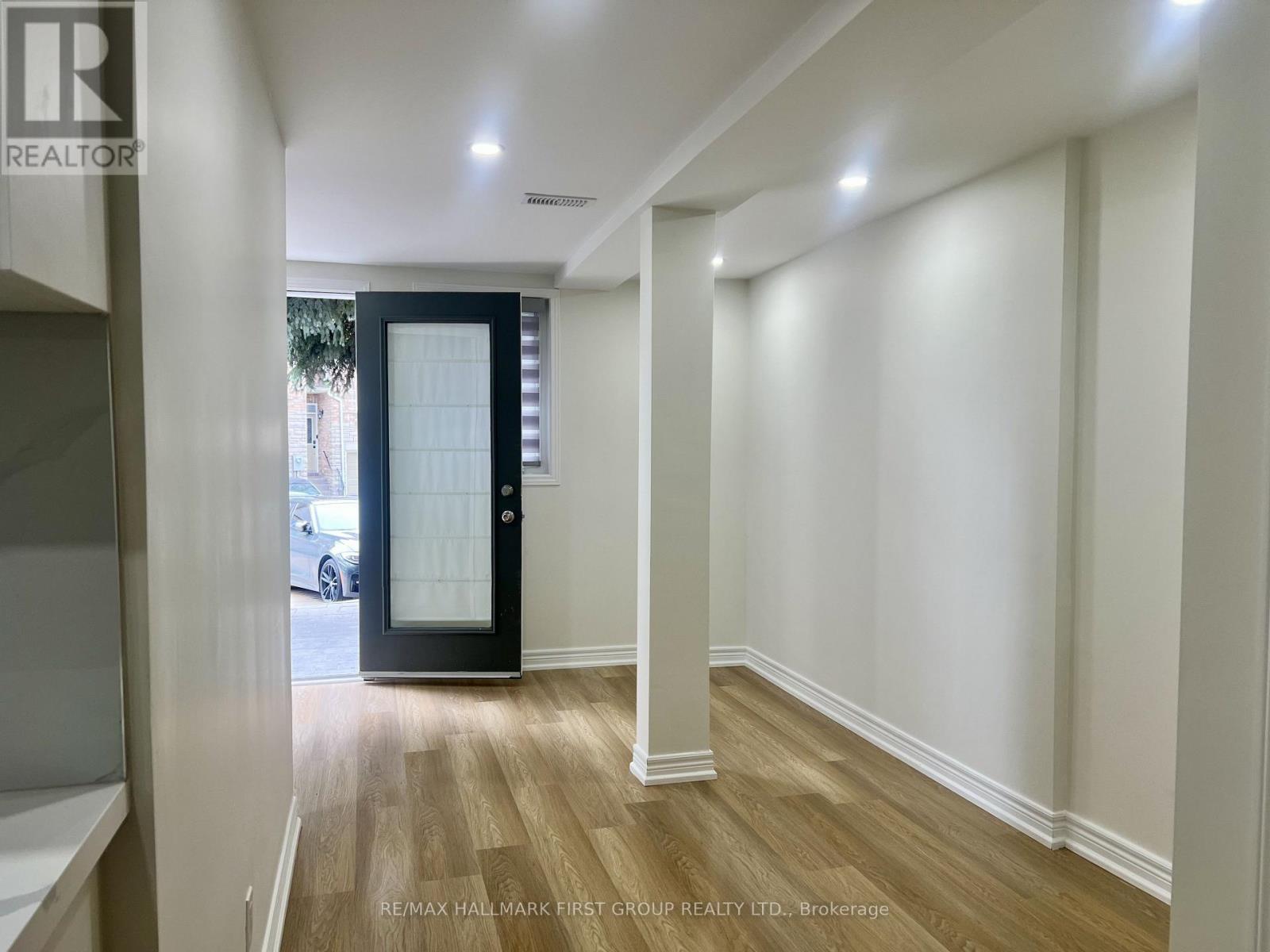 31 Shining Star Crescent, Toronto (Mount Dennis), Ontario  M6M 5L6 - Photo 3 - W13809160