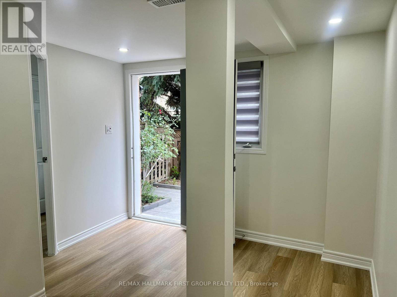 31 Shining Star Crescent, Toronto (Mount Dennis), Ontario  M6M 5L6 - Photo 4 - W13809160