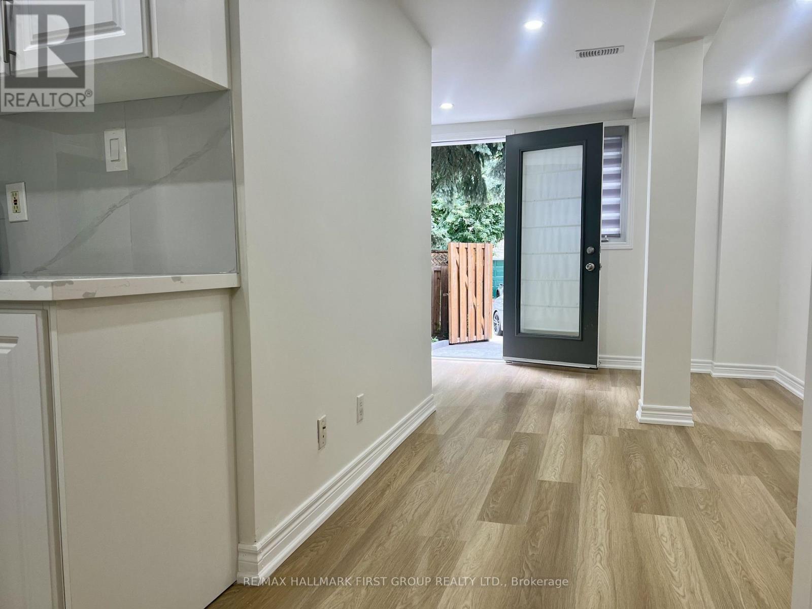 31 Shining Star Crescent, Toronto (Mount Dennis), Ontario  M6M 5L6 - Photo 5 - W13809160