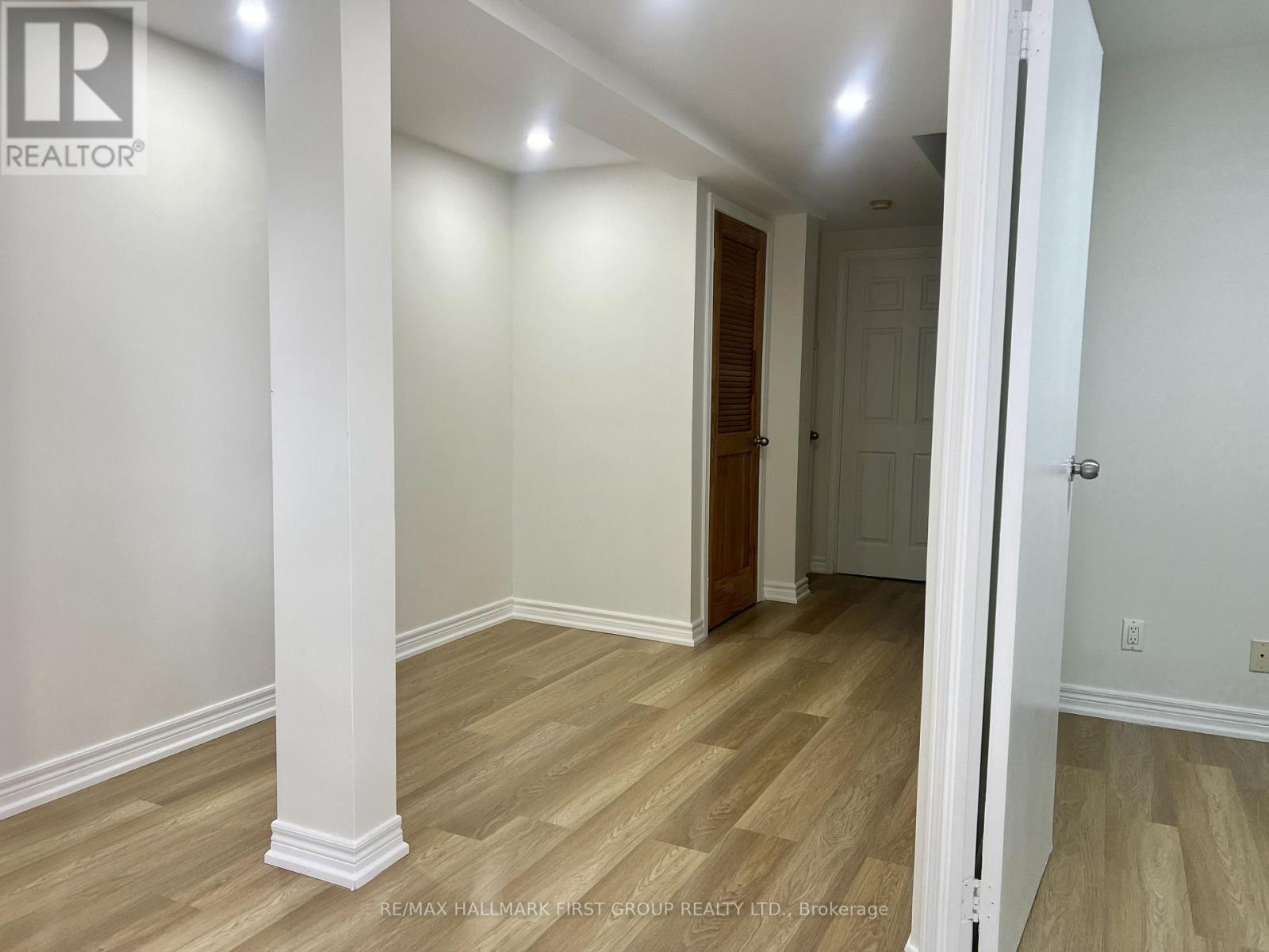 31 Shining Star Crescent, Toronto (Mount Dennis), Ontario  M6M 5L6 - Photo 6 - W13809160