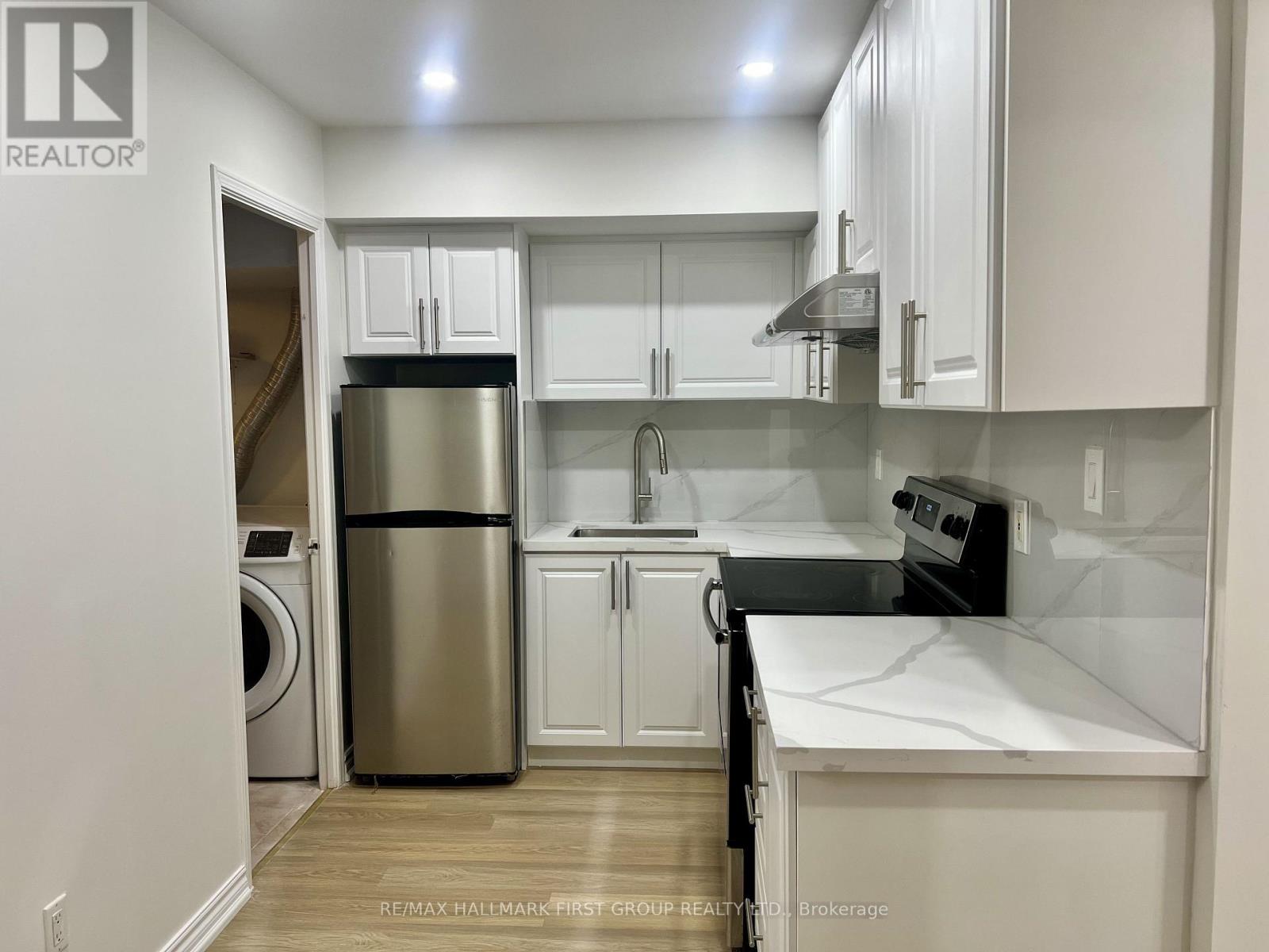 31 Shining Star Crescent, Toronto (Mount Dennis), Ontario  M6M 5L6 - Photo 8 - W13809160