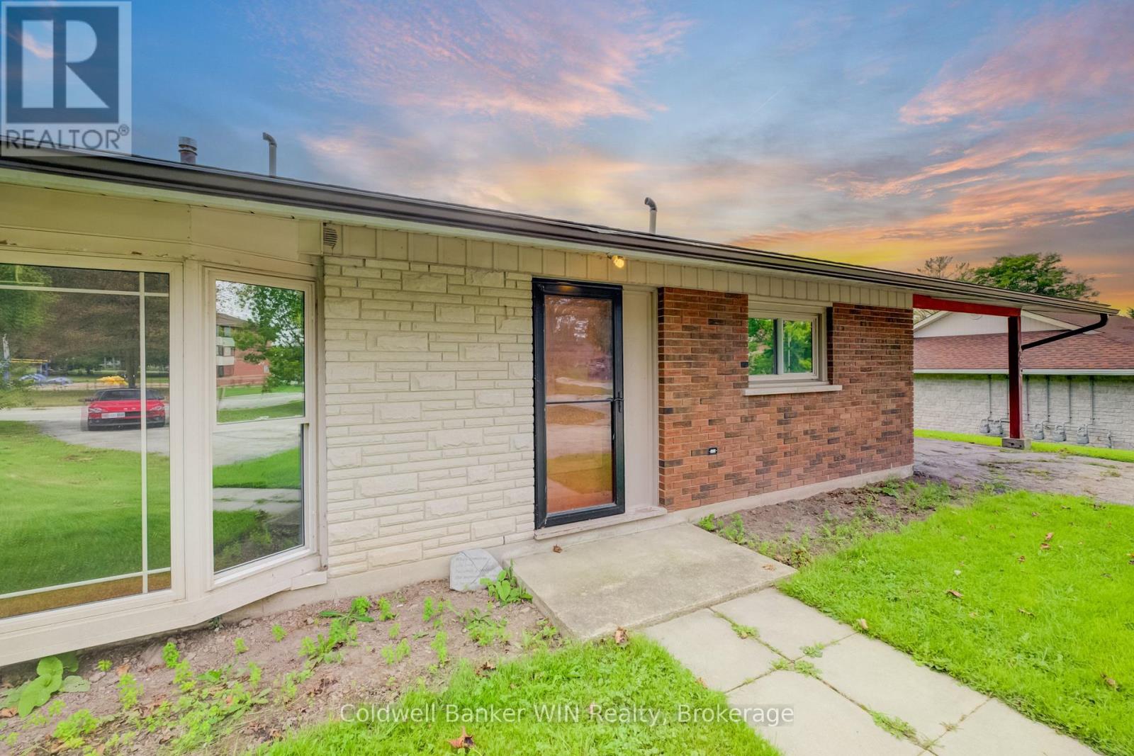 456 Queen Street W, Wellington North, Ontario  N0G 2L3 - Photo 2 - X13809454