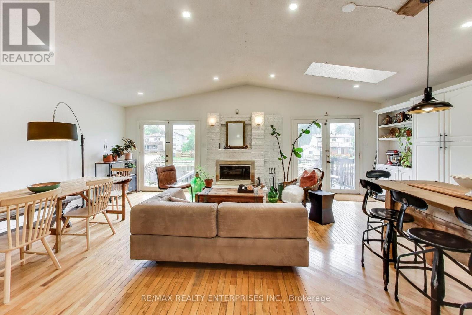 35 SHIRLEA BOULEVARD Georgina (Keswick South) Ontario Canada L4P1L1 4