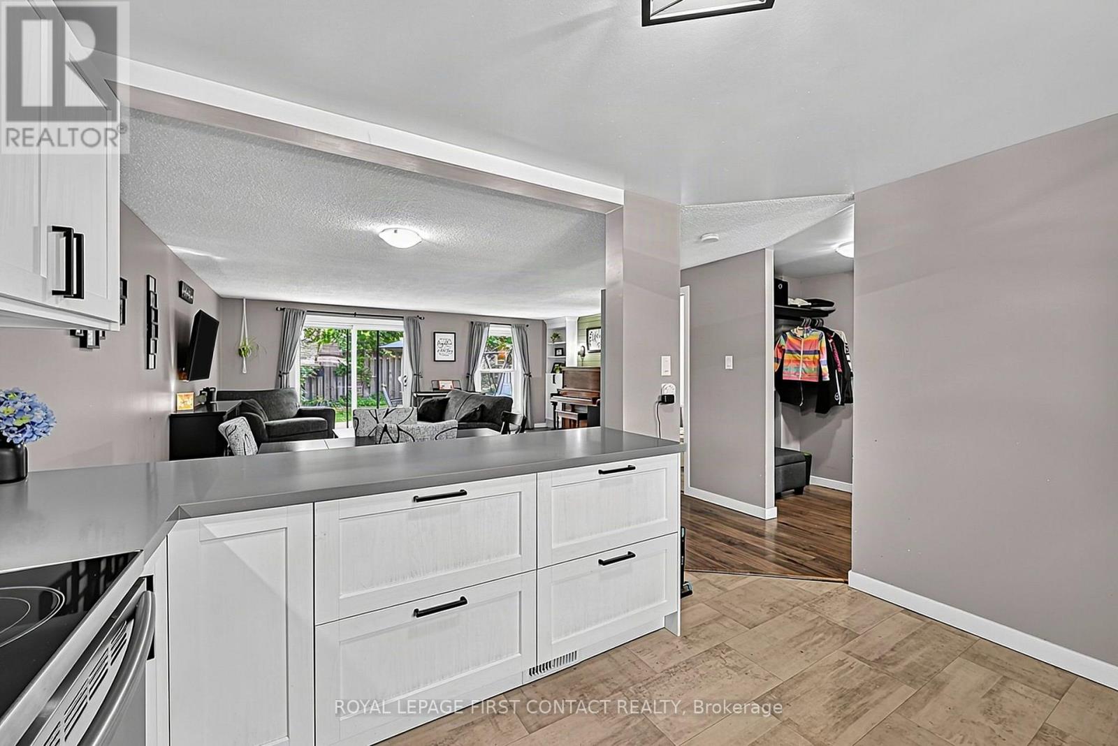 8 - 233 Innisfil Street, Barrie, Ontario  L4N 3E9 - Photo 5 - S13809286