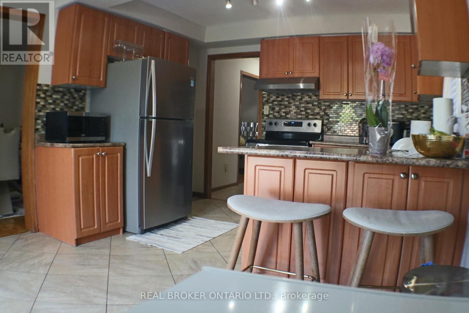 24 Fallen Oak Court, Brampton, Ontario  L6Y 3T5 - Photo 13 - W13809246