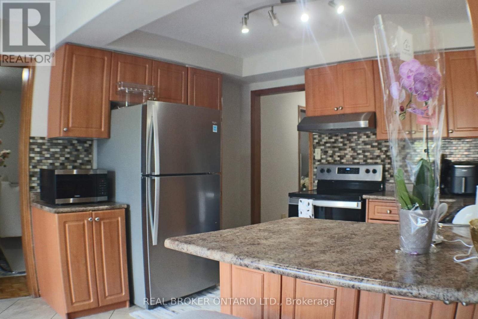24 Fallen Oak Court, Brampton, Ontario  L6Y 3T5 - Photo 15 - W13809246