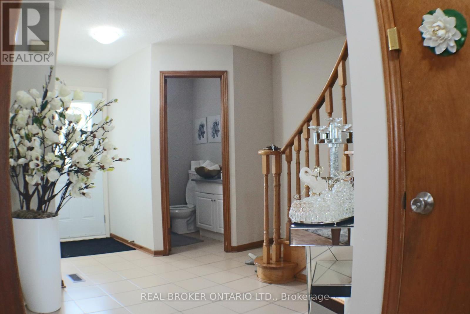 24 Fallen Oak Court, Brampton, Ontario  L6Y 3T5 - Photo 4 - W13809246