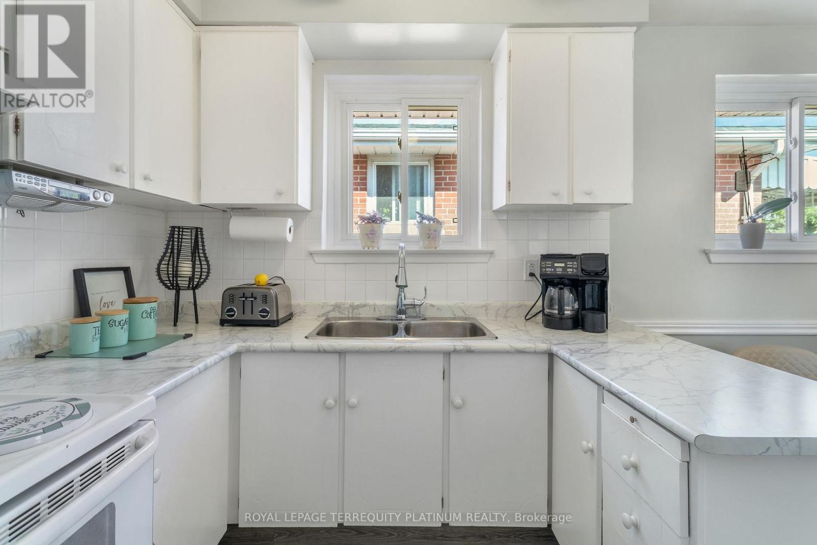 32 Buckland Road, Toronto, Ontario  M3L 1W1 - Photo 15 - W13809290