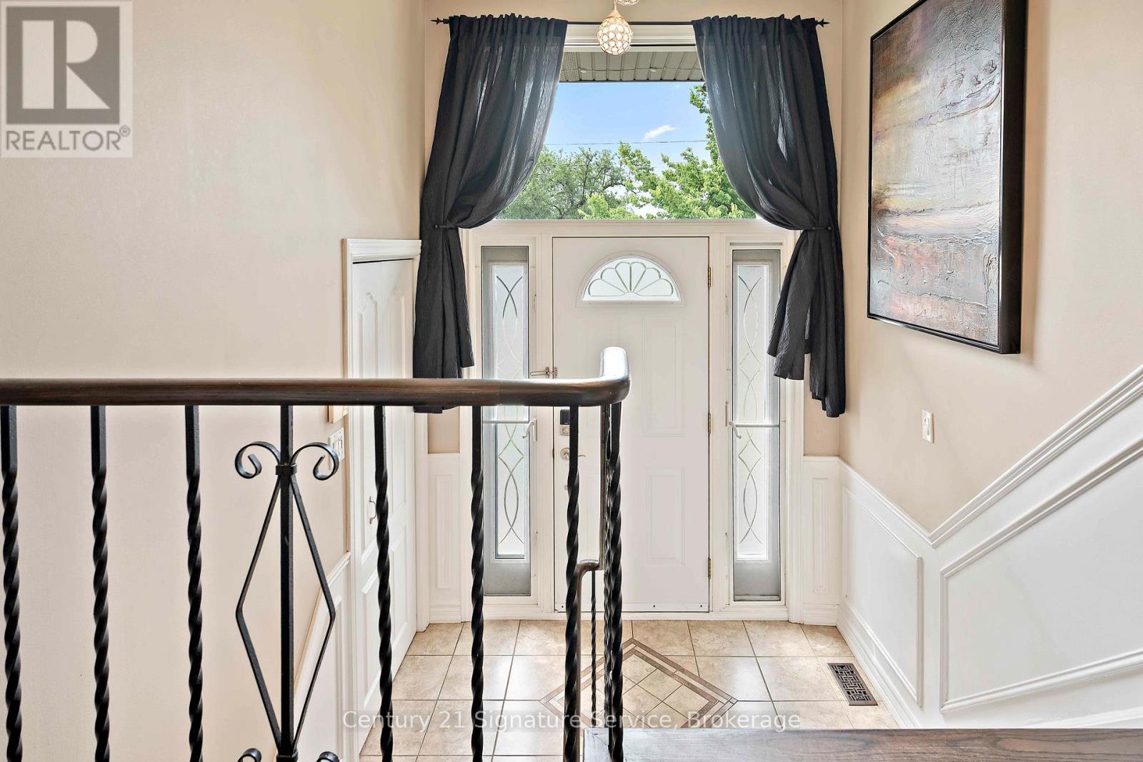 1563 Brentano Boulevard, Mississauga, Ontario  L4X 1A5 - Photo 4 - W13809504