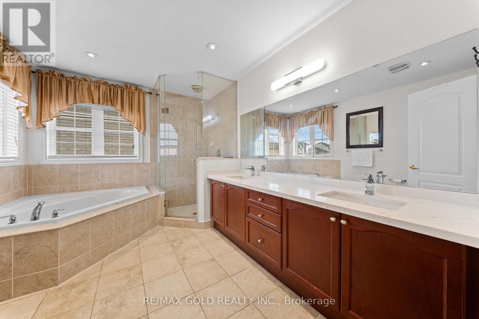 29 Royal Links Circle, Brampton, Ontario  L6P 2Z9 - Photo 15 - W13809574