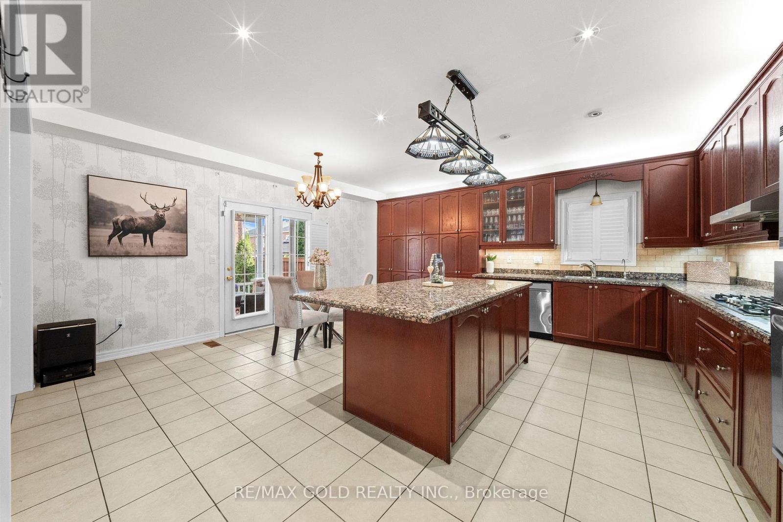 29 Royal Links Circle, Brampton, Ontario  L6P 2Z9 - Photo 7 - W13809574